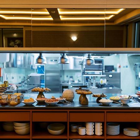 פורטו The Editory Boulevard Aliados Hotel - Preferred Hotels מראה חיצוני תמונה A buffet at a hotel