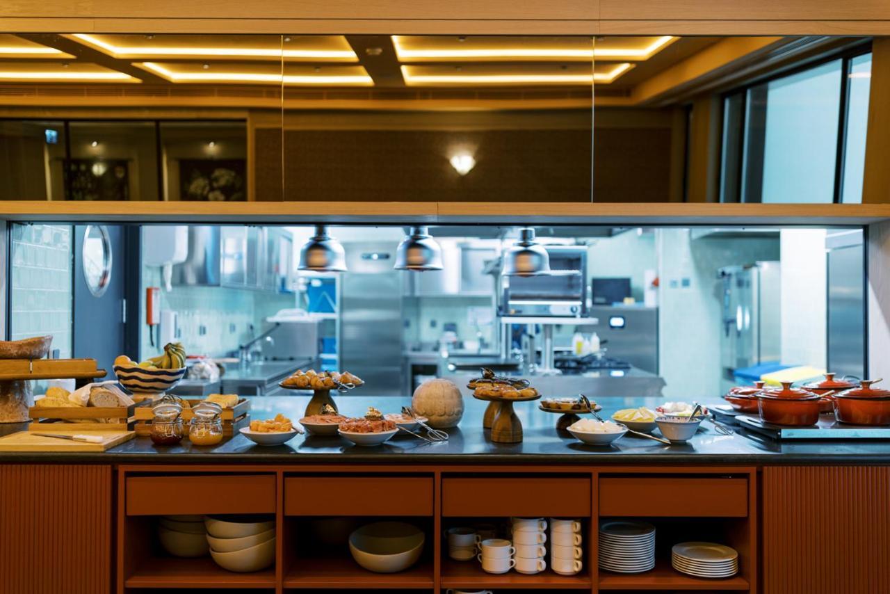 פורטו The Editory Boulevard Aliados Hotel - Preferred Hotels מראה חיצוני תמונה A buffet at a hotel