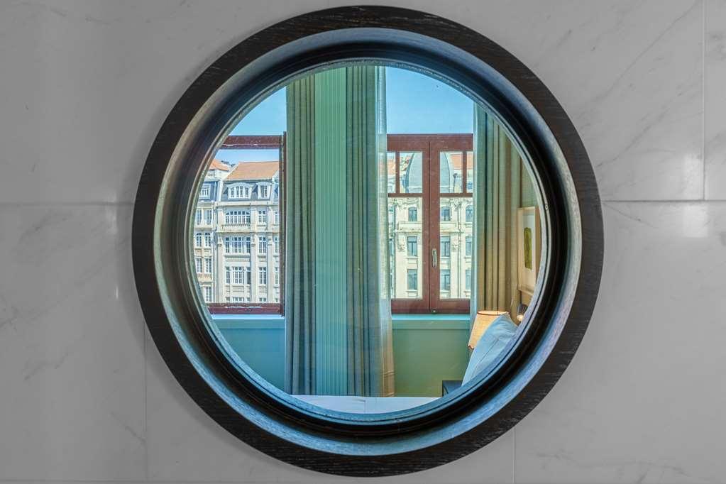 פורטו The Editory Boulevard Aliados Hotel - Preferred Hotels חדר תמונה A round window