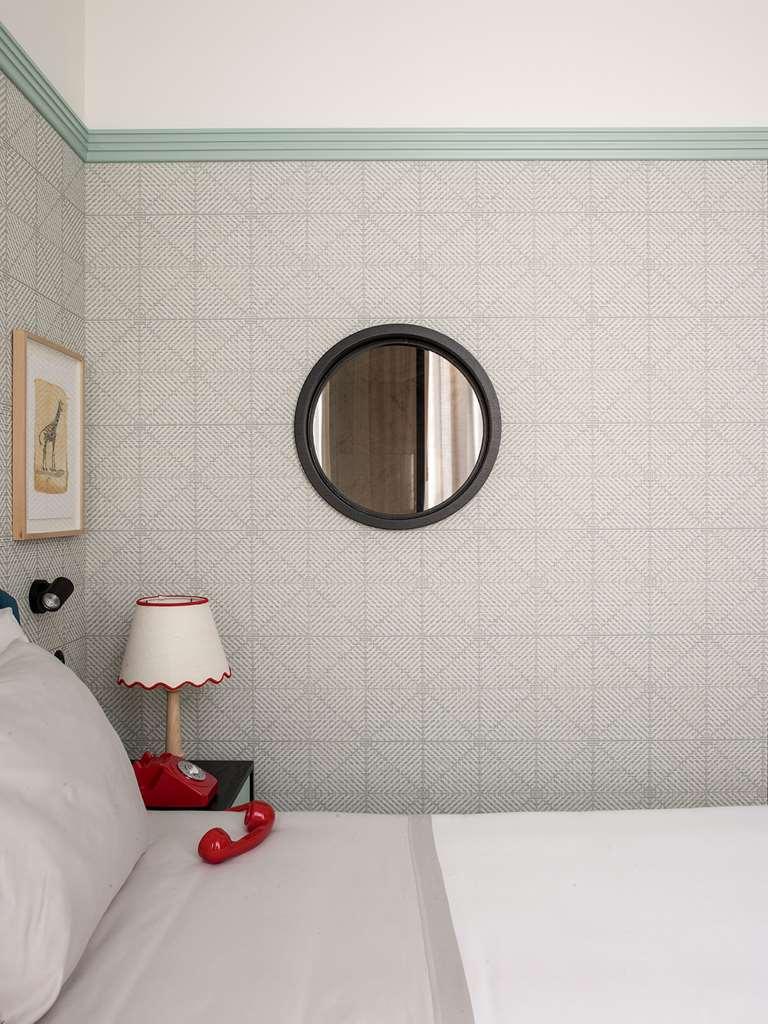 פורטו The Editory Boulevard Aliados Hotel - Preferred Hotels חדר תמונה A wall covered with a textured wallpaper