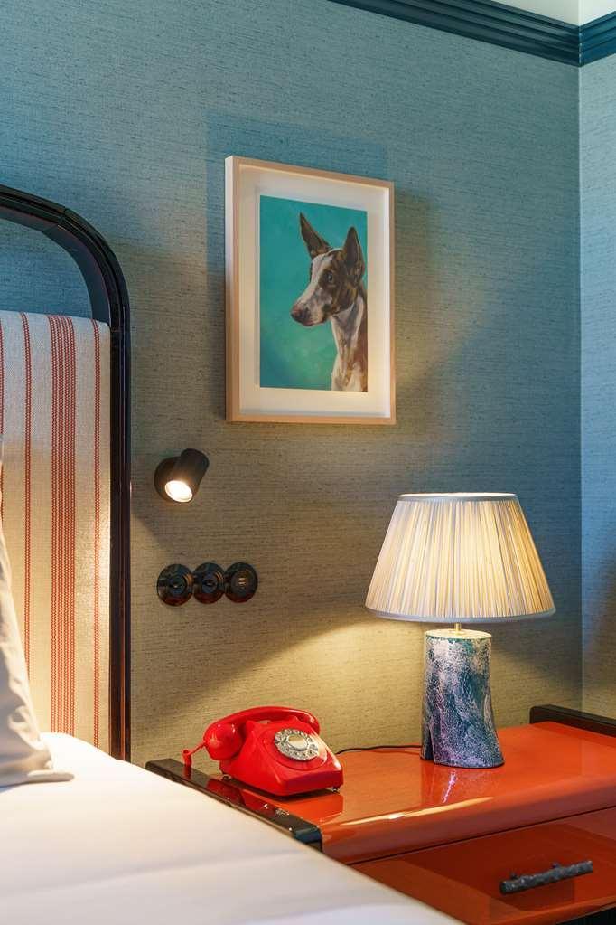 פורטו The Editory Boulevard Aliados Hotel - Preferred Hotels חדר תמונה A wall light